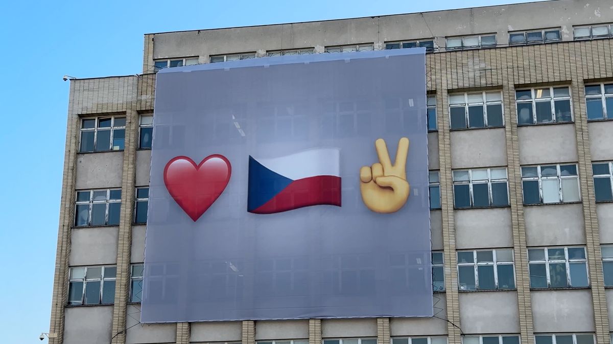 Putina v pytli na budově vnitra nahradil plakát k 17. listopadu